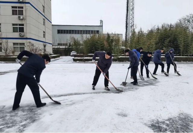 以雪为令迅速集结，清冰除雪确保畅通